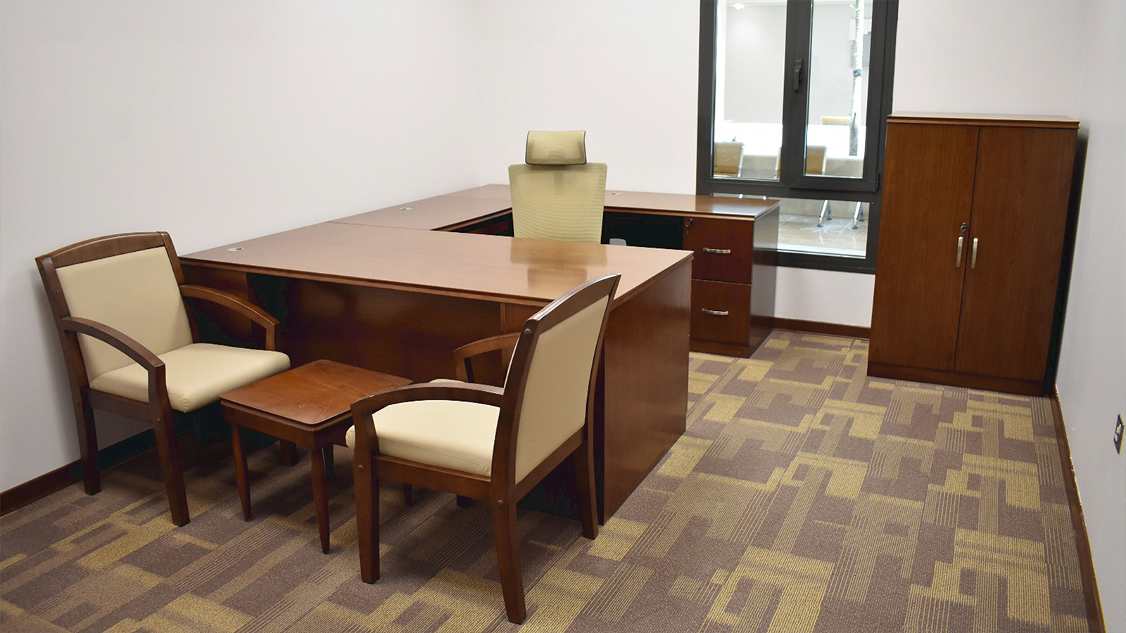 The Unmatched Advantages of Customized Furniture: Tailored Solutions for Ideal Office Spaces in the Middle East